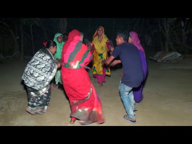 ধামাইল গাওয়ার সময় এক সখি আরেক সখিরে পান দিল dhamail Song